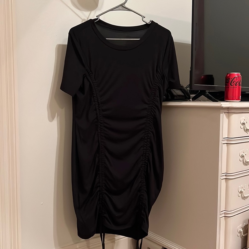 black bodycon dress